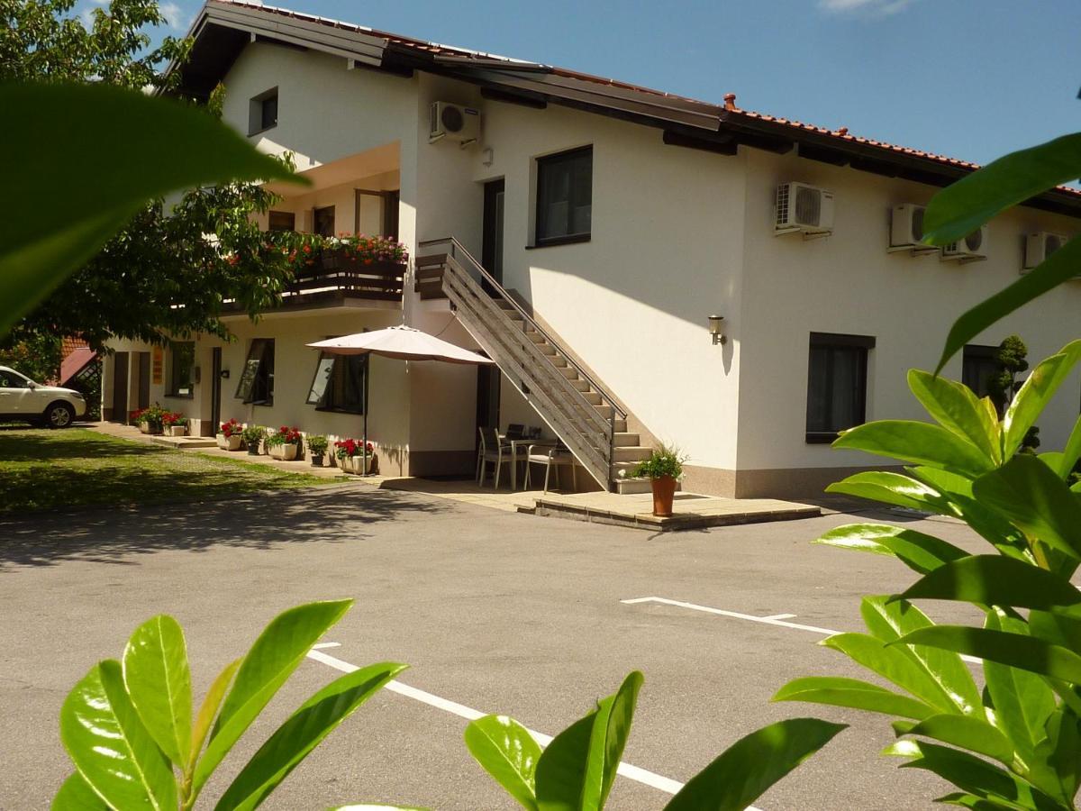 Rooms Gril โพสโตยนา ภายนอก รูปภาพ