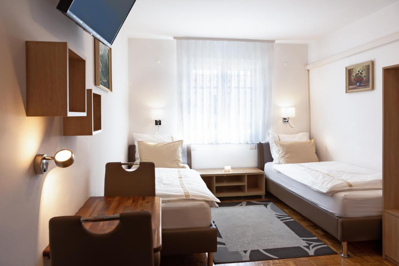 Rooms Gril โพสโตยนา ภายนอก รูปภาพ