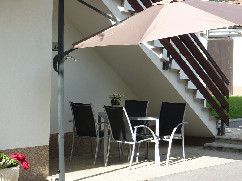 Rooms Gril โพสโตยนา ภายนอก รูปภาพ