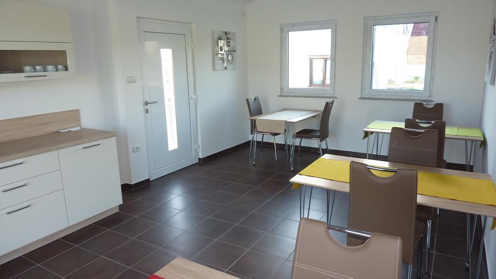 Rooms Gril โพสโตยนา ภายนอก รูปภาพ